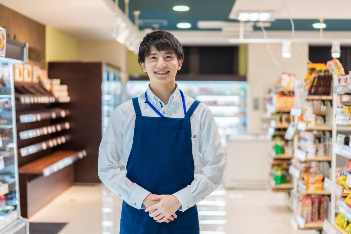 スーパーの食品コーナーSTAFF